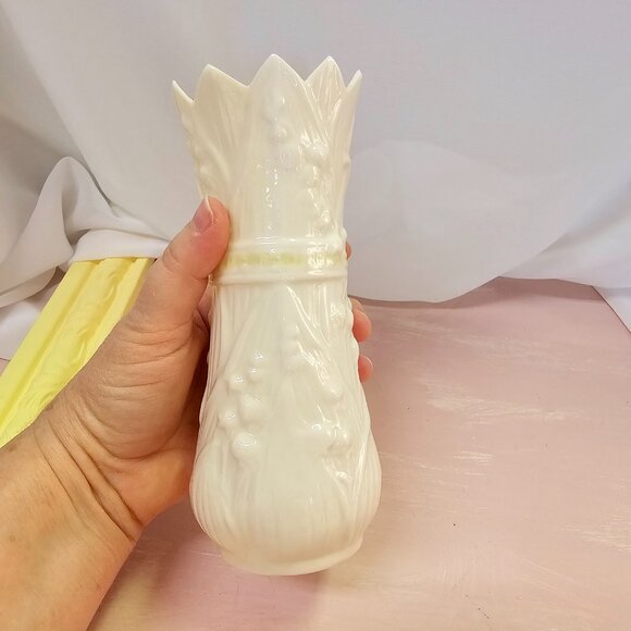 Belleek Porcelain Lily of the Valley Spill Vase, Vintage, 1955-65 - Picture 6 of 8